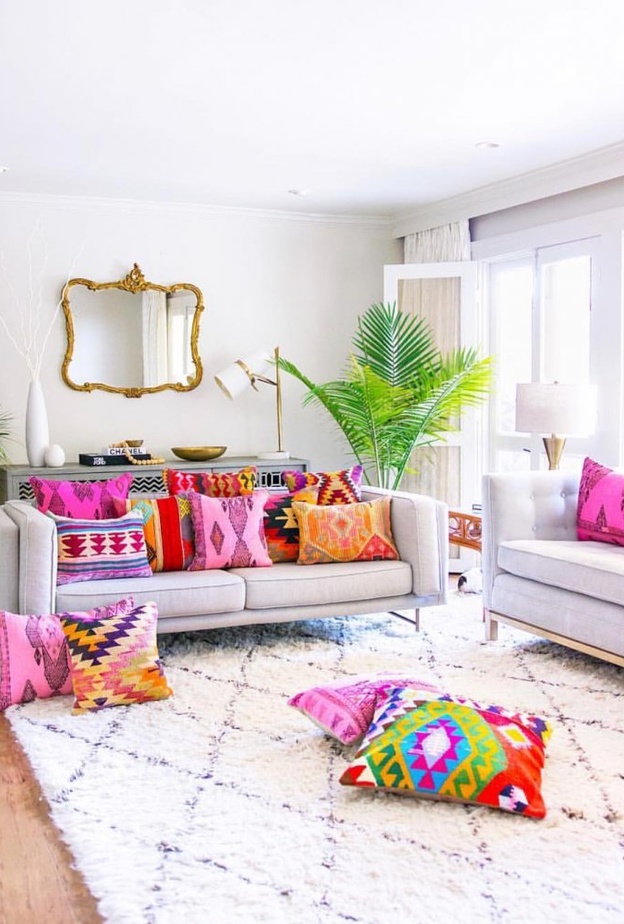 تصاميم وسائد بسيطة ومميزة لكنب أنيق باللون البيج