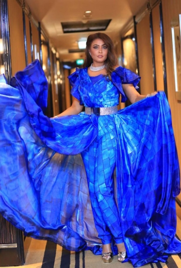 أحلام بفستان أزرق ملكي