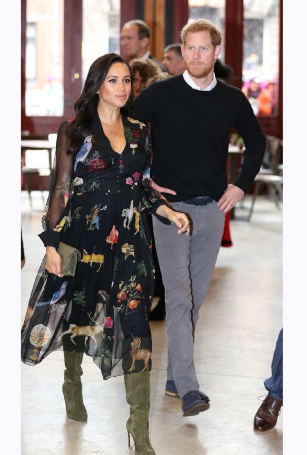 قامت ميغان في اللوك الثاني برفع شعرها على شكل كعكة أنيقة