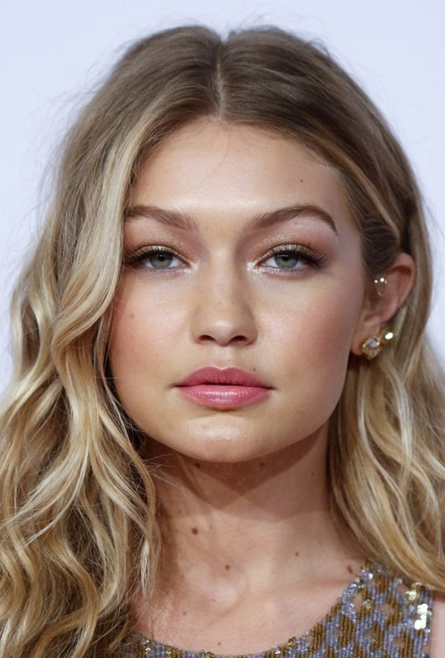 جيجي حديد تهتم كثيرا بترطيب بشرتها