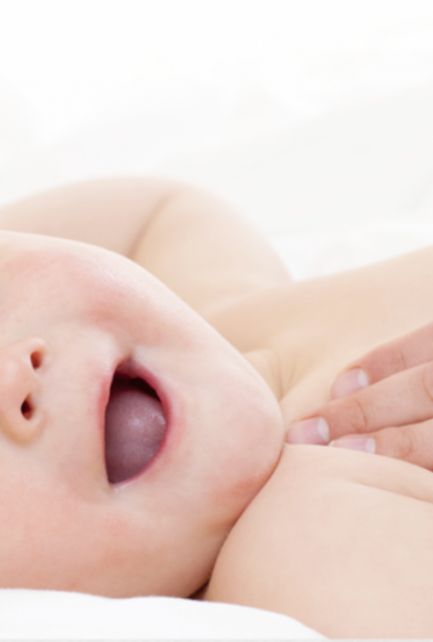 تدليك بطن الطفل بزيت اللافندر مفيد لعلاج المغص