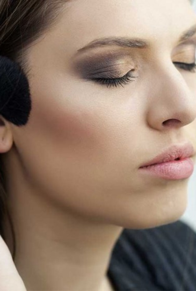 أفضل نصائح تطبيق الباودر البرونزي لبشرة مشعّة