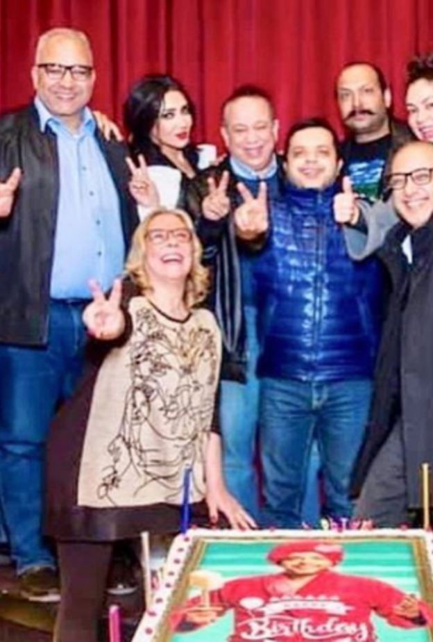 محمد هنيدي مع فريق عمل مسرحيته