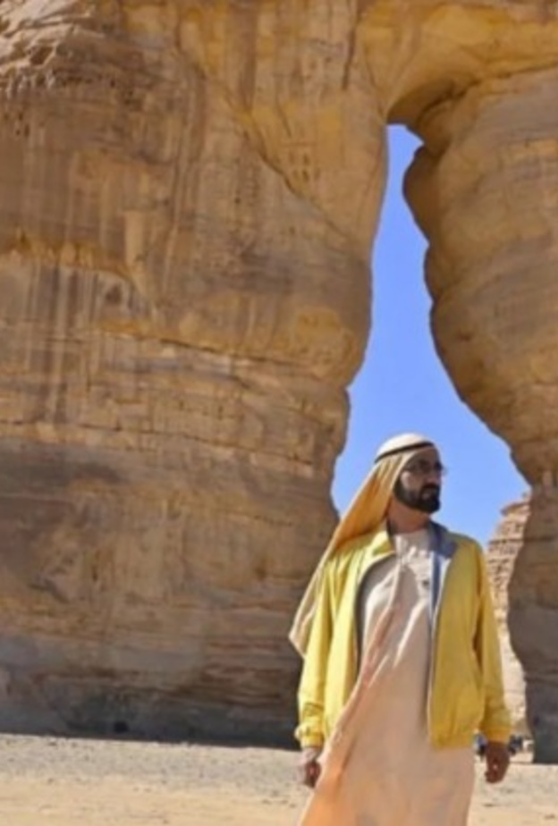 صاحب السمو الشيخ محمد بن راشد آل مكتوم أمام جبل الفيل