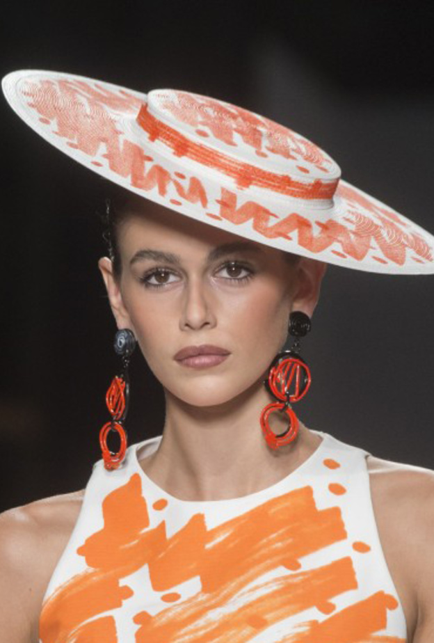 أكسسوارات شعر الدبابيس الجانبية البراقة من Versace