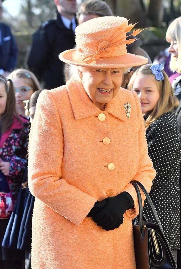  الملكةاليزابيت في أحدث إطلالة لها خلال زيارتها منطقة ويست نيوتن في لندن