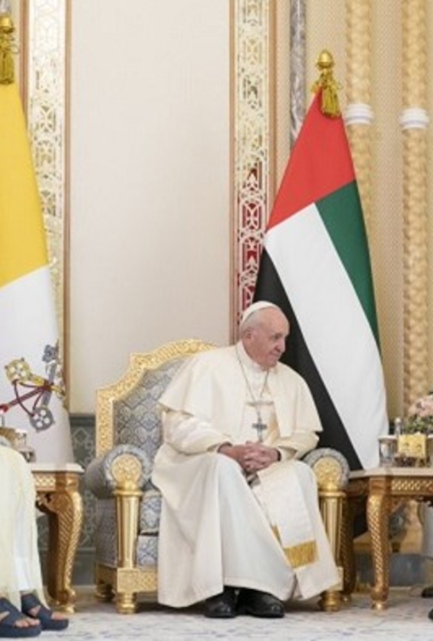 حوار ودي بين الشيخ محمد بن راشد والشيخ محمد بن زايد وبابا الفاتيكان