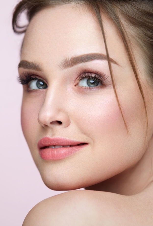 ماء الورد يساعد على تفتيح لون البشرة