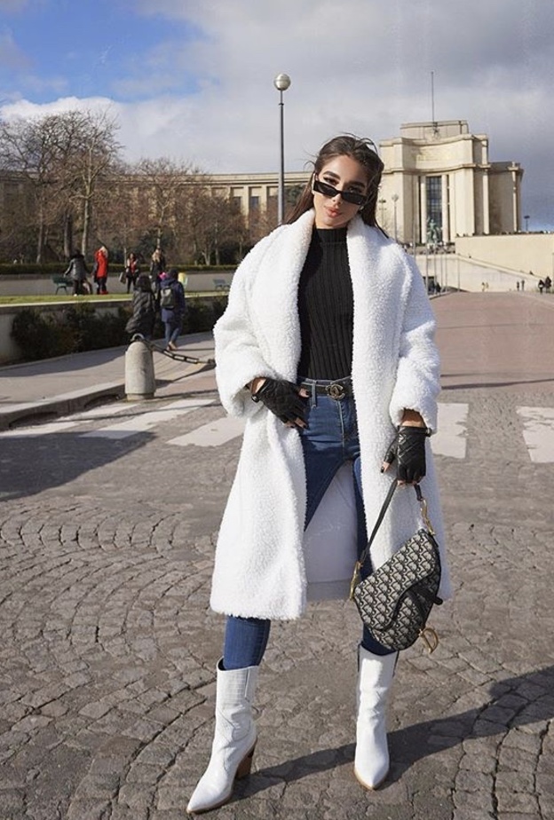 إطلالة أنيقة بالجينز ومعطف شتوي teddy coat الدارج نسقتها مرام مع اكسسوارات الموسم