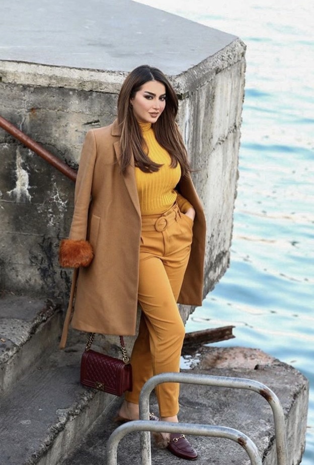 اختيار القفطان بتفاصيل جمالية على الكم وبحزام خصر يحدد الجسم بأناقة