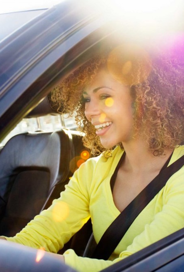  تأكدي من الجلوس في الوضع الصحيح على مقعد القيادة