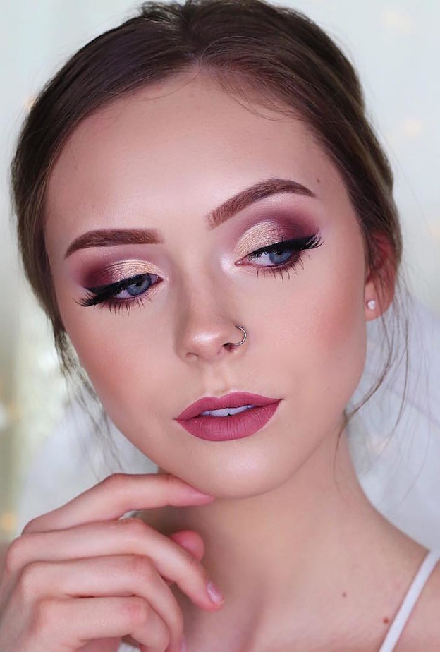 أحمر شفاه طبيعي لامع