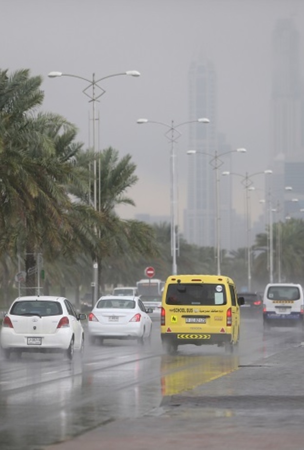 طقس اليوم: الأرصاد الإماراتية تحذر من أمطار وطقس غائم