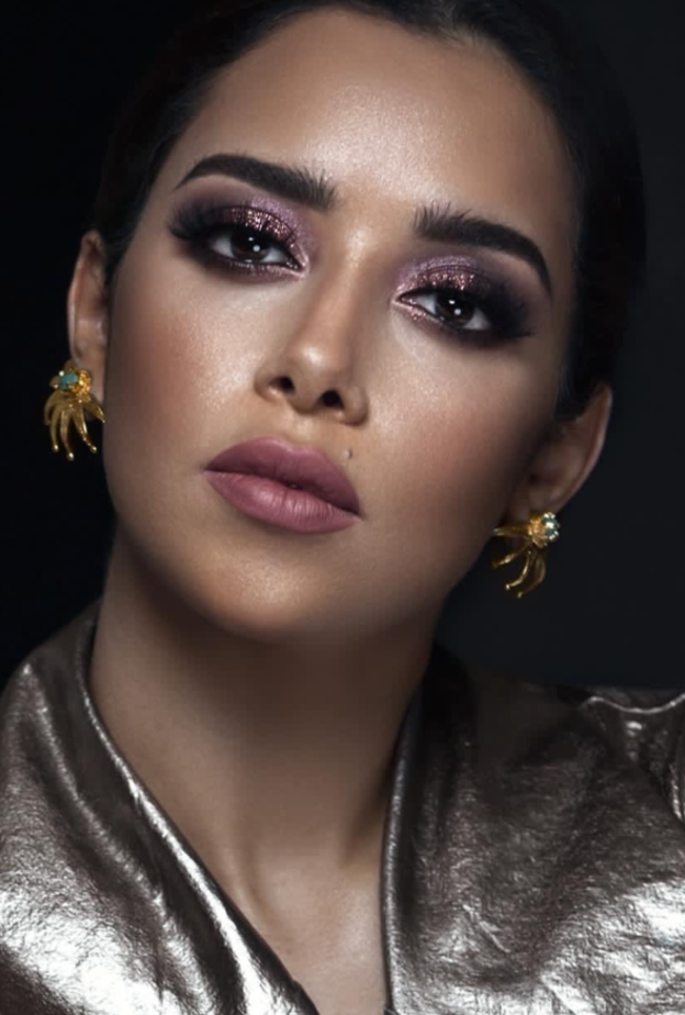 النجمة بلقيس بمكياج سموكي مع أحمر الشفاه المات