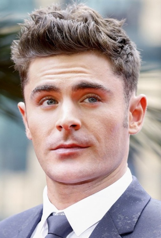 أنجيلينا جولي (Angelina Jolie) تعتقد أن تشارليز ثيرون (Charlize Theron) تواعد براد بيت