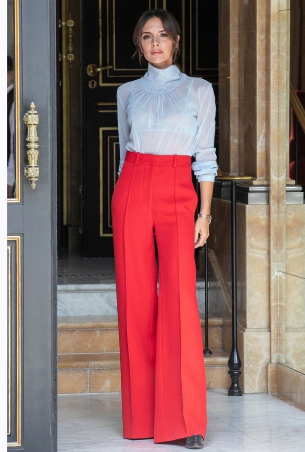 بأسلوب فيكتوريا بيكهام ‏Victoria Beckham تتألق ببنطلون أحمر مع التوب الزرقاء الفاتحة