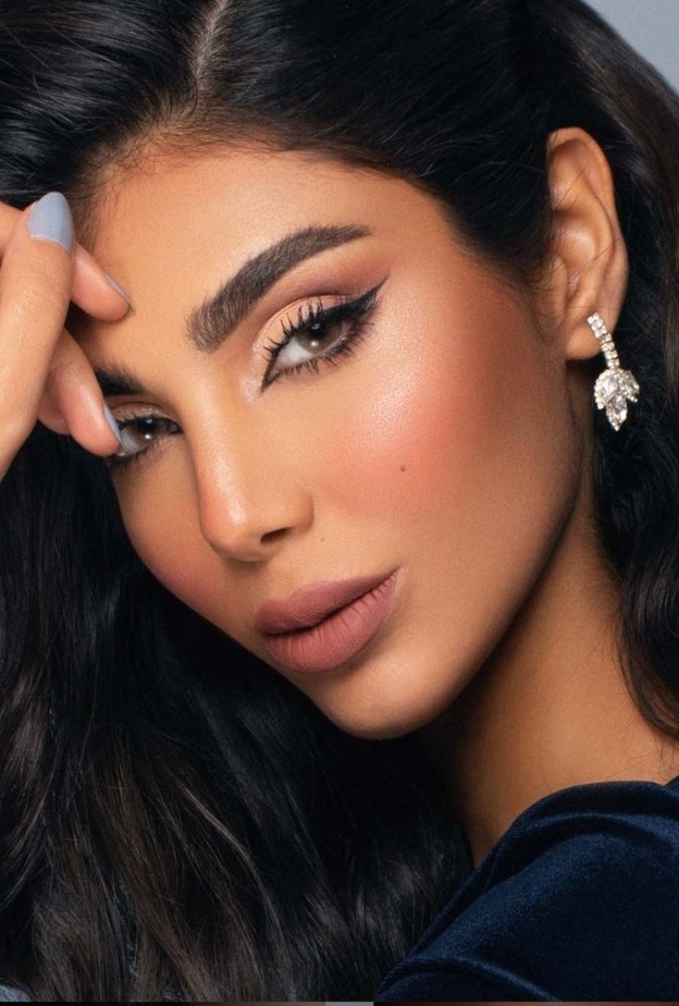 تنصح لينا صاحبات البشرة البيضاء بالمكياج الوردي