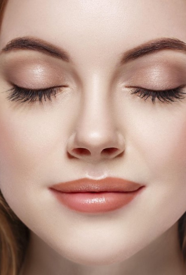 استخدام مسكارا قديمة  سيساهم في تساقط رموشك