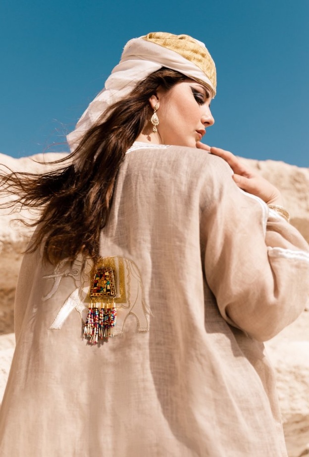 عباية بشت بنسيج فاخر من دار ترف للعبايات