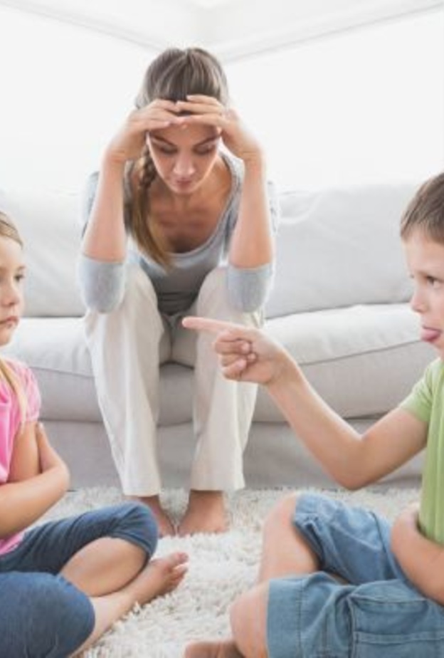 كيف تتصرف الأم مع شجار أبنائها