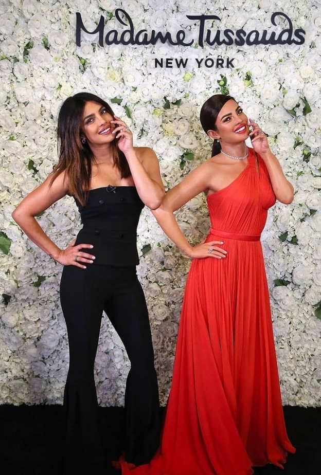 بريانكا تشوبرا تزيح الستار عن تمثالها الشمعي الجديد