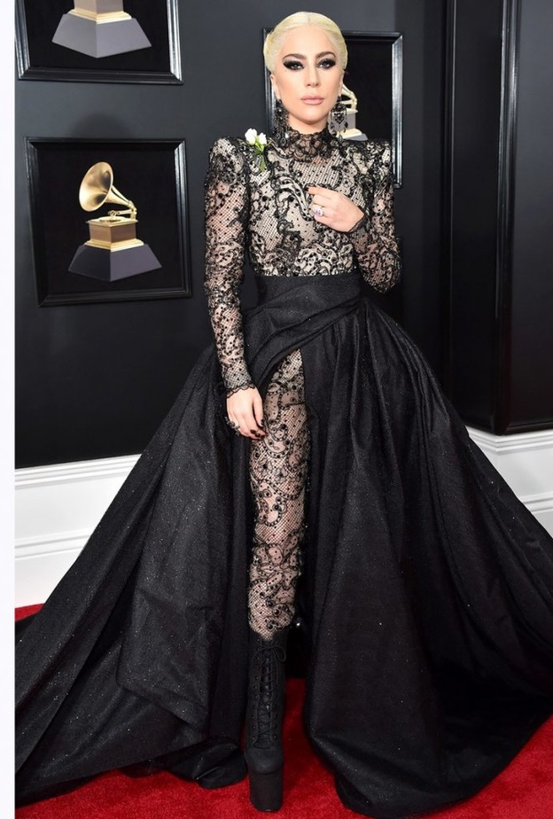 أديل أنيقة بالأسود في العام 2012بفستان لامع من تصميم Giorgio Armani