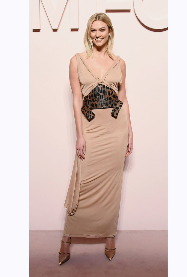  ارتدت الجميلة ليدي غاغا ‏‎ Lady Gagaفستاناً أبيض فاخر من دار لويس فويتون ‏Louis Vuitton‏ 