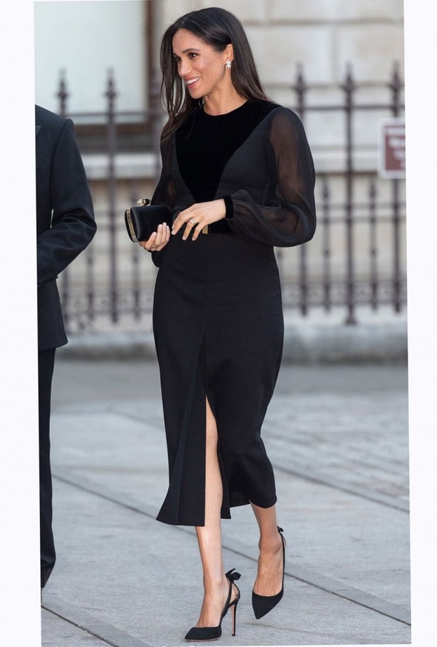  لا غنى في بعض المواقف عن إختيار الحذاء الرياضي وخيار ماركل وقع على الحذاء الرياضي الأبيض