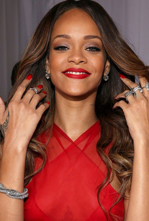 أديل ترتدي مجوهرات لورين شوارتز Lorraine Schwartz