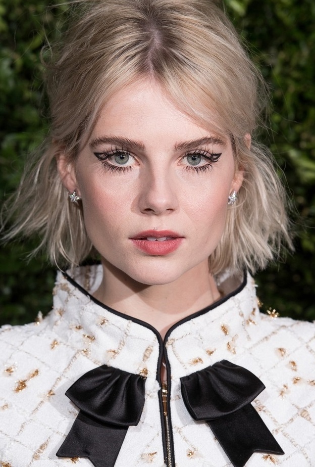 الجميلة ‏Amy Adams‏ بمكياج برونزي مع الظلال البراقة على الجفون العليا