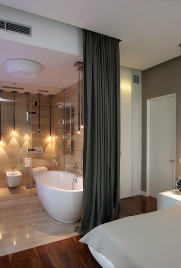 ديكور من الخشب يفصل غرفة النوم عن الحمام