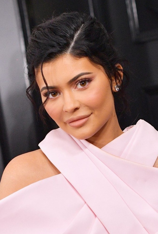 زينت ريهانا تسريحتها بأحجار فضية