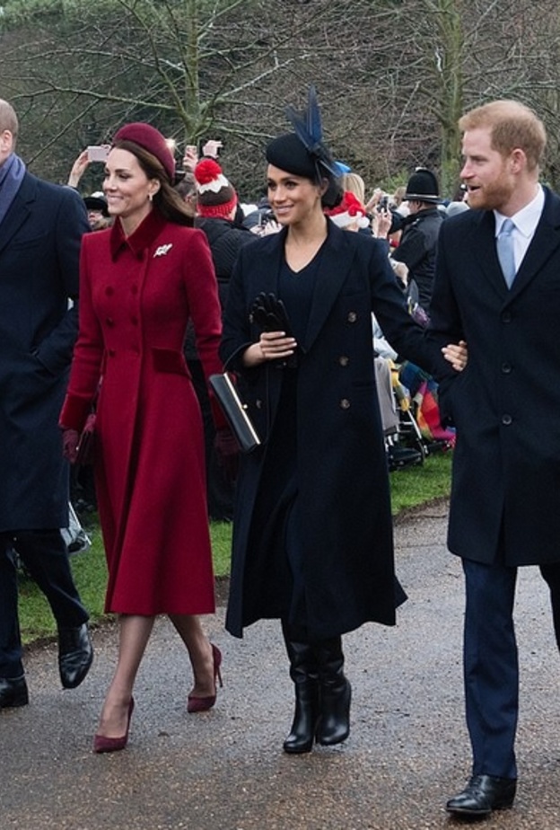 الأميران بجانب زوجاتهم