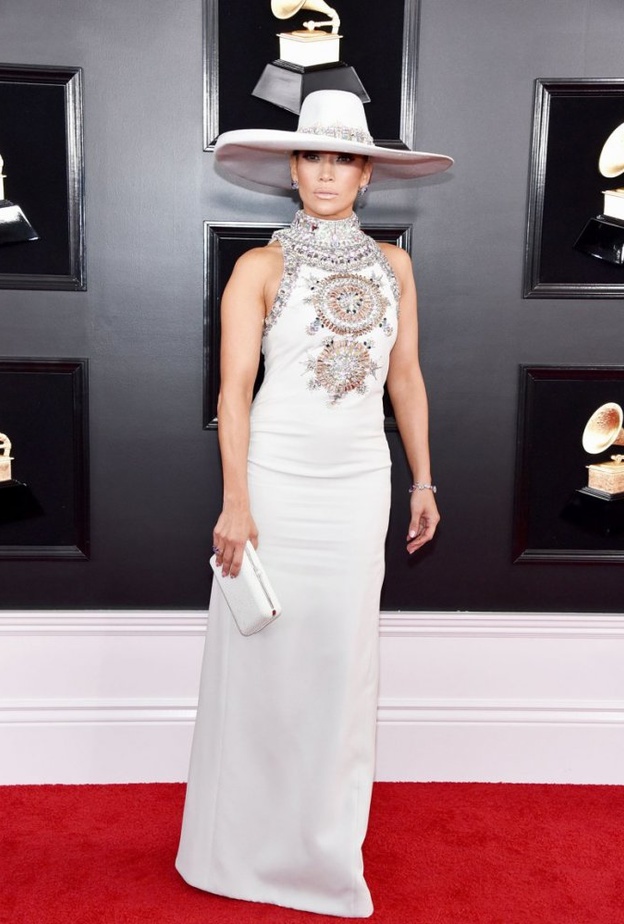 فستان فاخر مطبّع بالورود الفضية ارتدته ‏‎ St. Vincentمن دار ‏Giambattista Valli