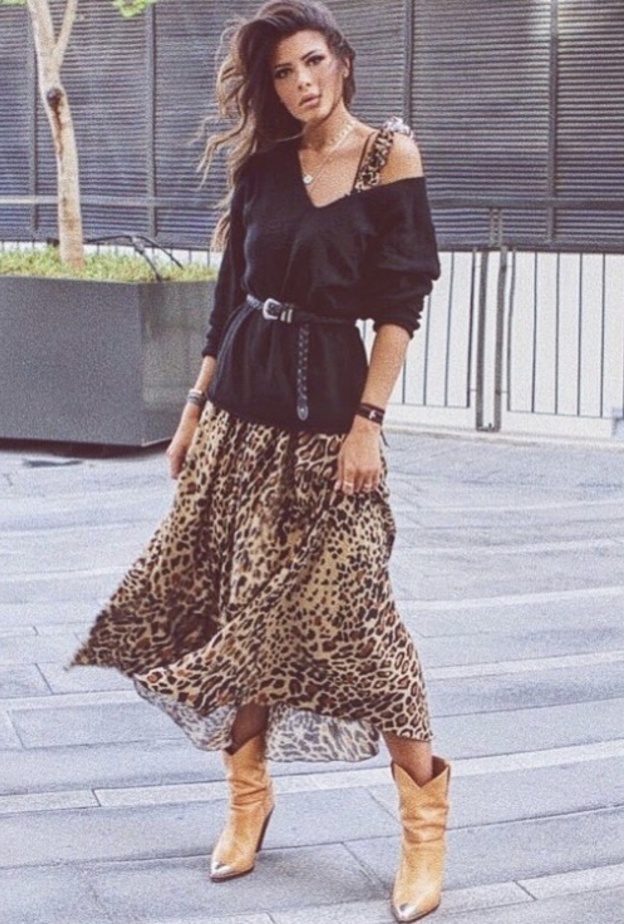 تنسيق شتوي مثالي وعلى الموضة لتنورة ماكسي طويلة وواسعة بطبعة الفهد معطف صوفي طويل وحذاء بوت كعب