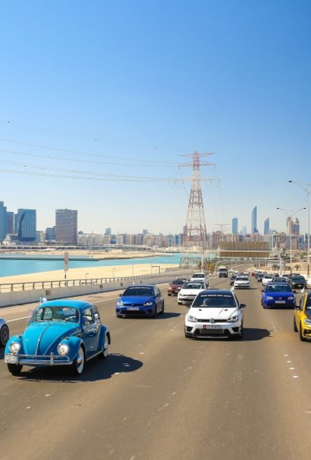 أكثر من 300 سيارة من سيارات فولكس واجن في قافلة جابت شوارع أبوظبي