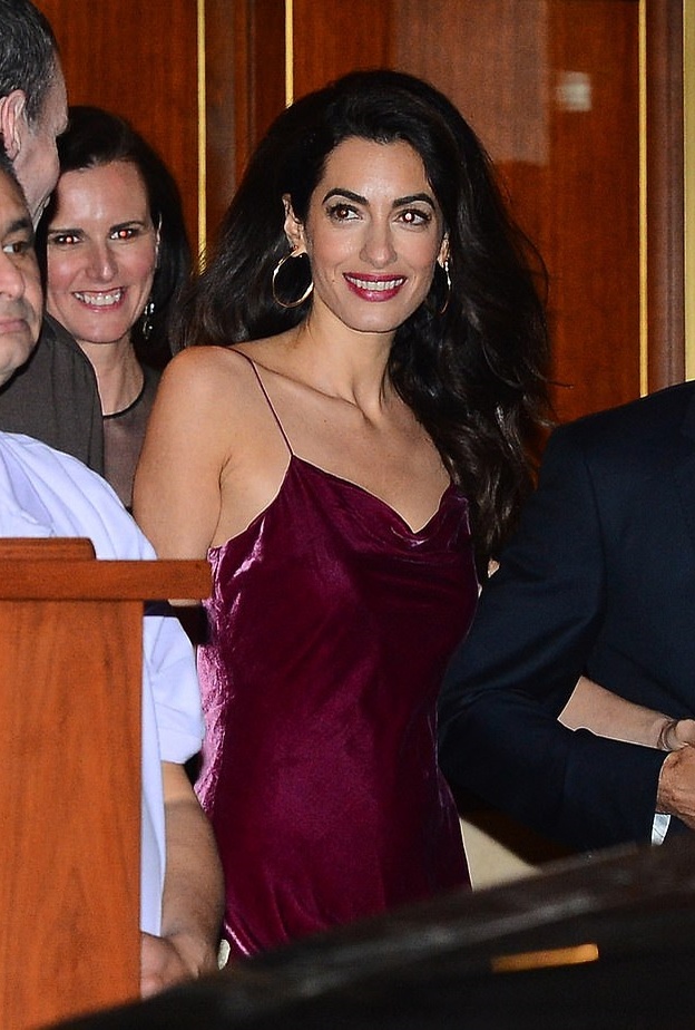 موضة الفستان البرغندي بأسلوب أمل كلوني