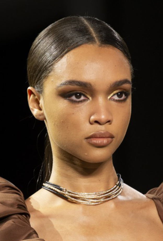 مكياج برونزي طبيعي من دار Badgley Mischka