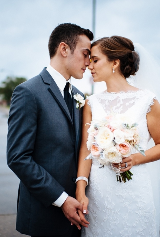 اجعلي الزهور العنصر الرئيسي في ديكور حفل زفافك