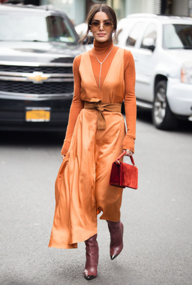 اختارت الجميلة ‏CAMILA COEHLO‏ ‏ فستاناً مرجانياً ساحراً في شوارع نيويورك