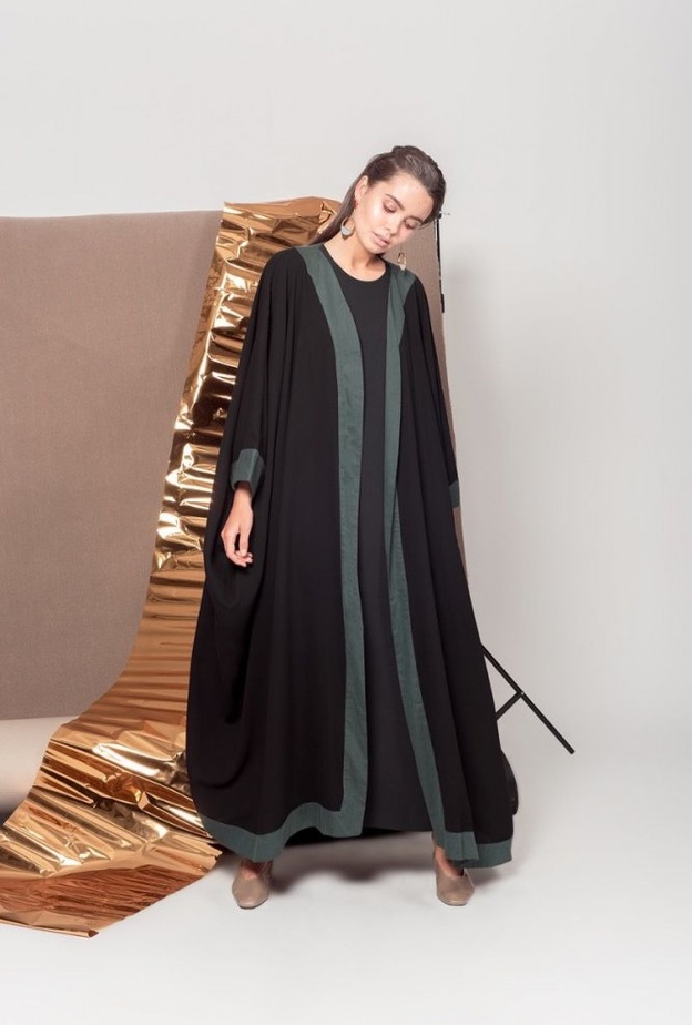 اطلالة راقية وجذابة بالعباية السوداء مع لمسات ملونة برقي من موزان