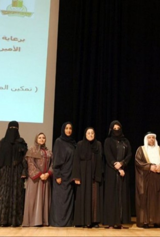 الأمير مشعل بن ماجد مع بعض المشاركين والمشاركات في المؤتمر.