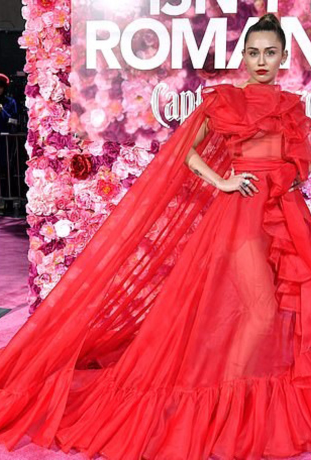 أناقة اللون الأحمر في إطلالة مايلي سايروس الساحرة