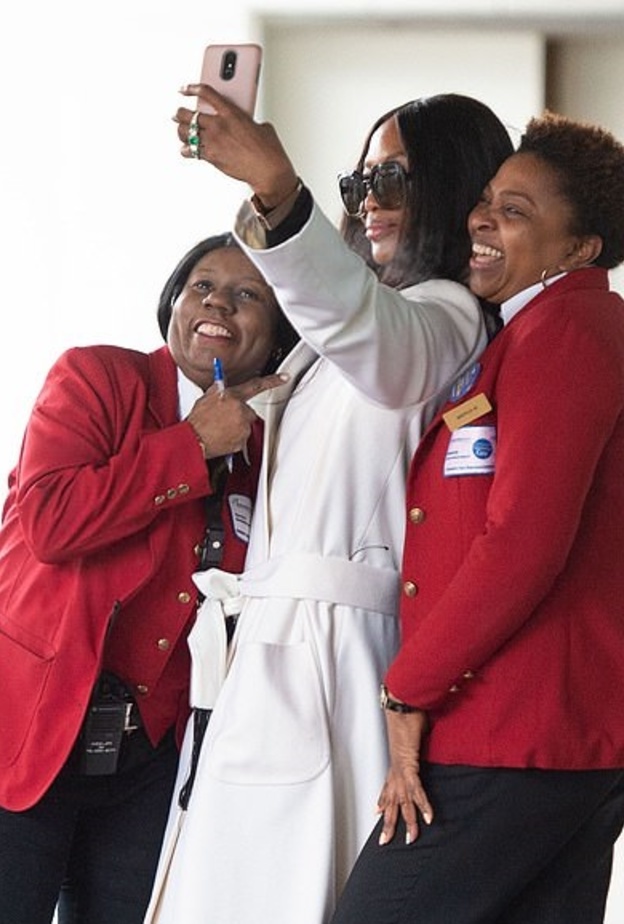 نعومي كامبل تلتقط سيلفي مع مضيفات الطائرة المعجبات بها