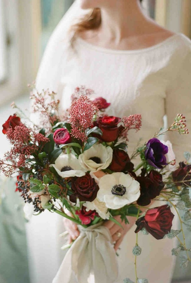 البوكيه البيضاء تناسب الزفاف الكلاسيكي