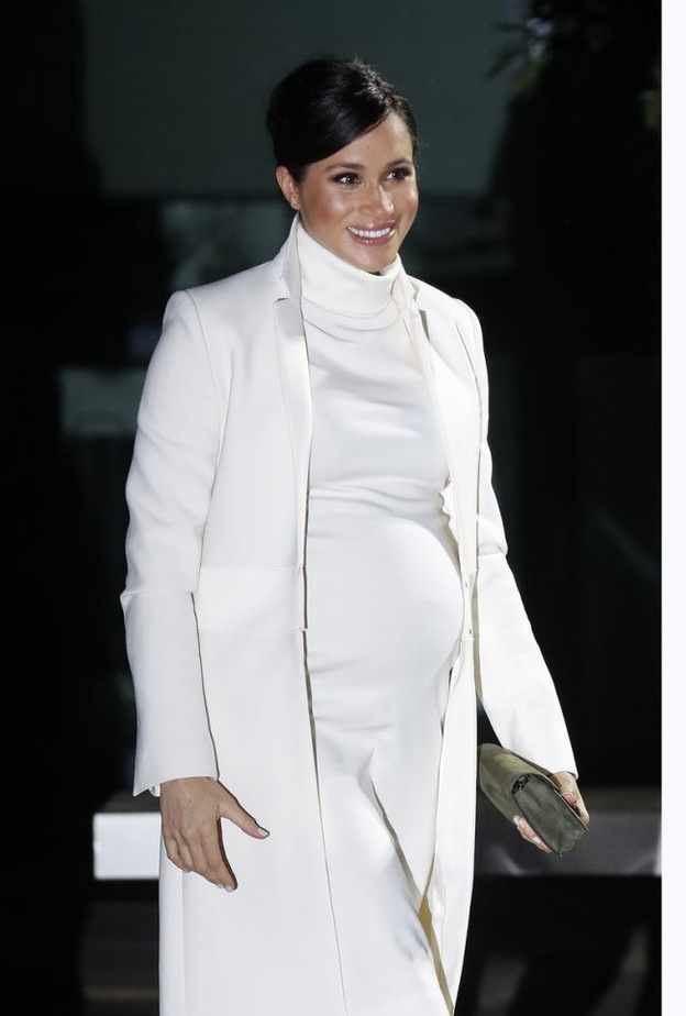 أكملت ميغان الإطلالة بحذاء مخملي زيتي وكلاتش بلون مماثل كلاهما من مجموعة رالف لورين