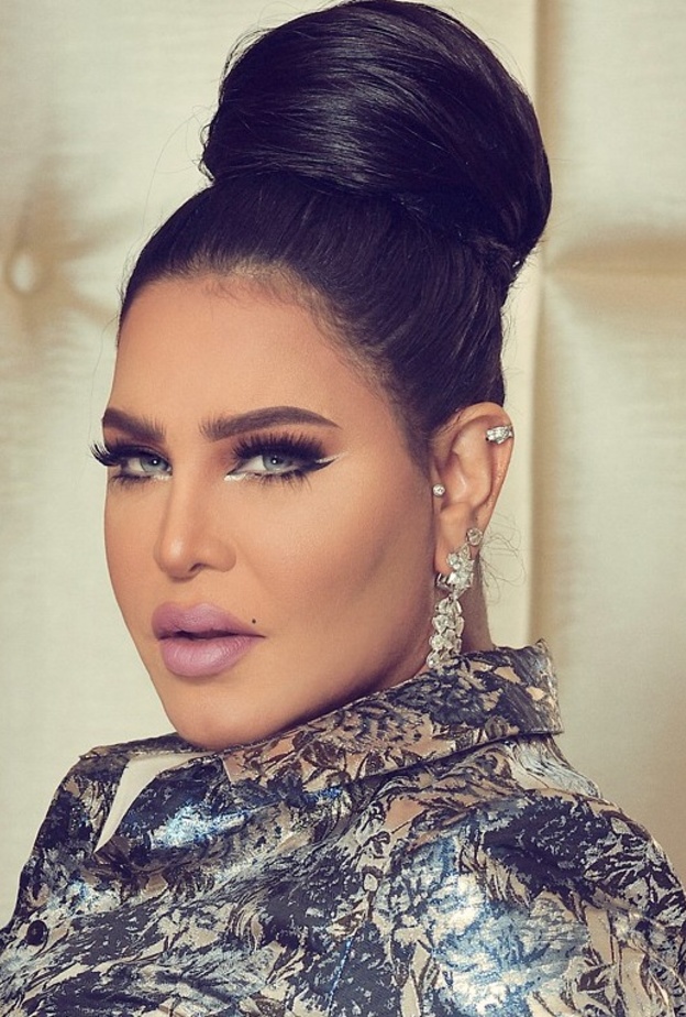 أحلام تواكب اطلالات الجمال العصرية