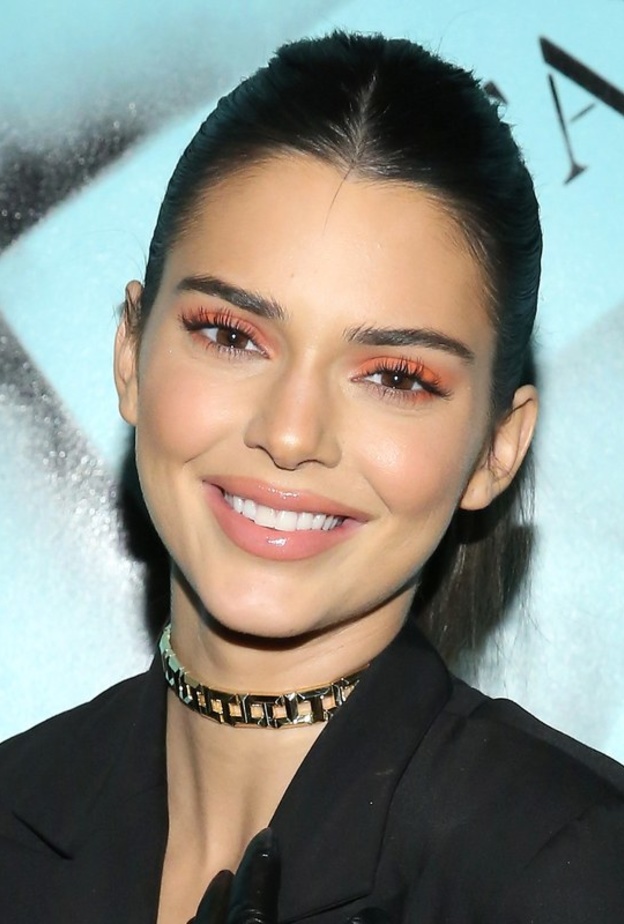 أحمر شفاه داكن وقوي من اختيار Victoria Justice