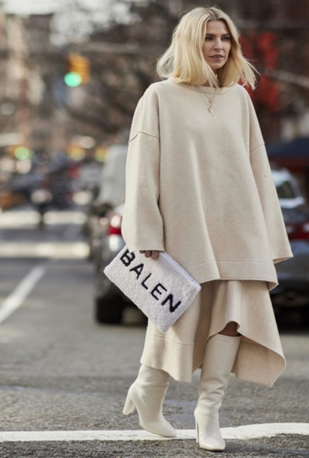 اطلالة مونوكروم باللون الاوف وايت