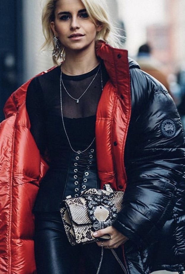 اطلالة كاملة بالأسود بمعطف مطبن باللون الأحمر